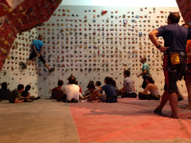 taller de escalada en el rocodromo el muro